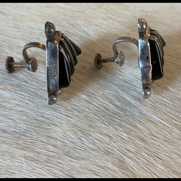 Vintage Art Deco Artisan Silver and Onyx Screw Back Earrings - Picture 4 of 10